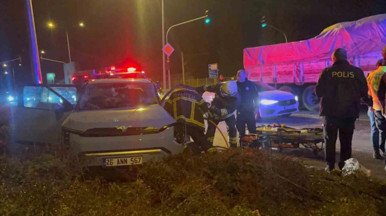 Kamyon Otomobile Çarptı, Sürücü Araçta Sıkıştı