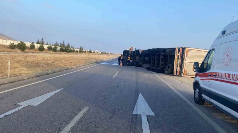 Emirdağ çıkışında devrilen tır trafiği aksattı