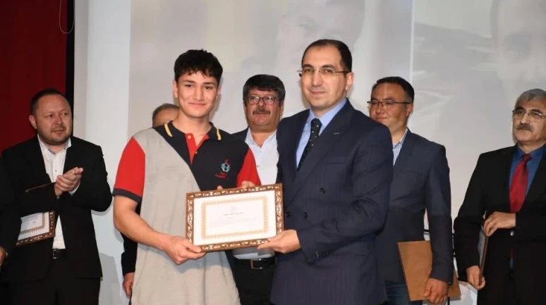 Şeref belgesi hayatını kaybeden öğretmenin oğluna verildi