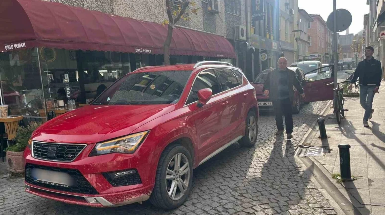 İstiklal Mahallesi’nde yol ortasında otomobilini bırakıp işlerini halletmeye gitti