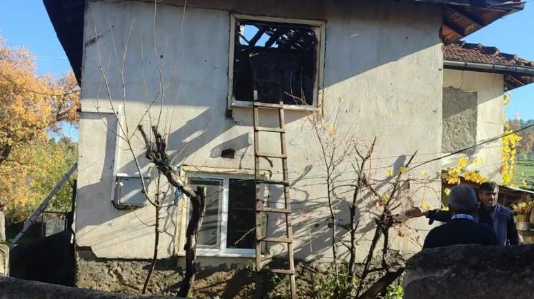 Tavşanlı’da 2 katlı ahşap evde yangın paniği