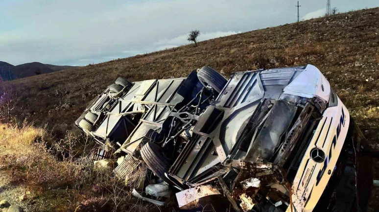 Dinar’da yolcu otobüsü devrildi: 2 kişi hayatını kaybetti, 21 yaralı