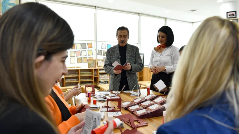 Tepebaşı’nda Atık Kâğıtlar Adalet Temalı Kartlara Dönüştü