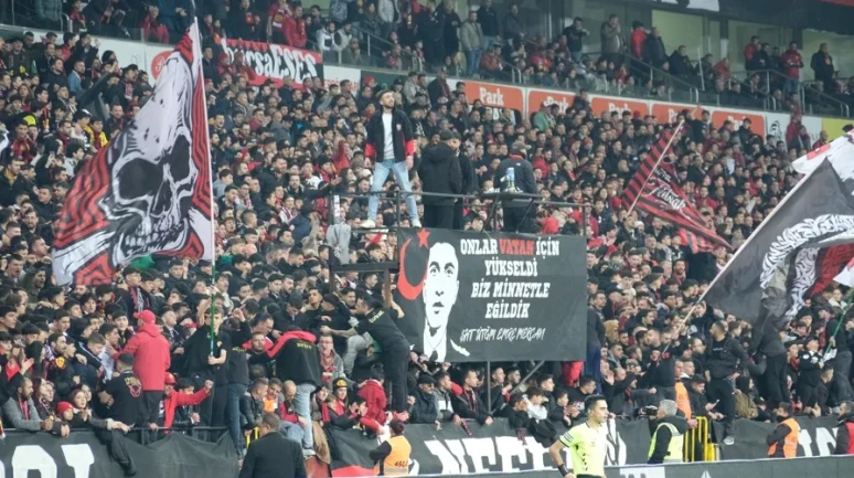 Eskişehirspor Taraftarından Şehit Üsteğmen Emre Mercan’a Anlamlı Pankart