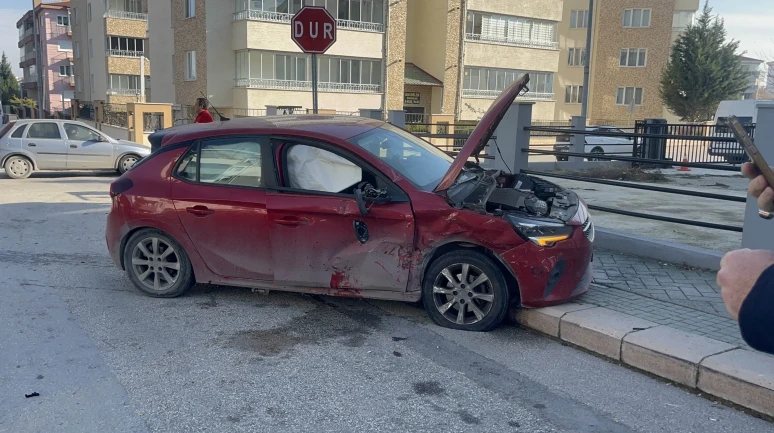 Hurdaya Dönen İki Araçlı Kaza Kameraya Saniye Saniye Yansıdı