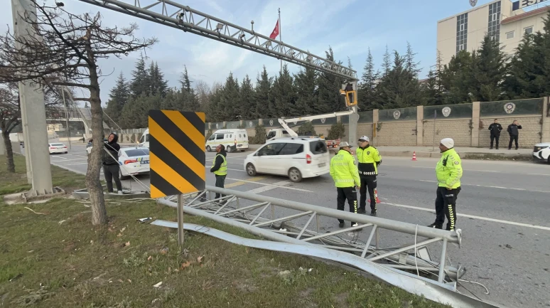 Damperi açık tır PTS direğini devirdi: Facia kıl payı atlatıldı