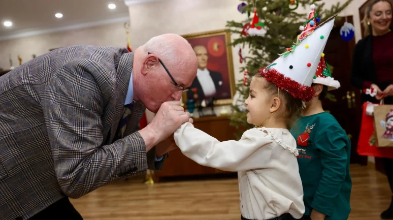 Miniklerden Başkan Kazım Kurt’a Yeni Yıl Sürprizi