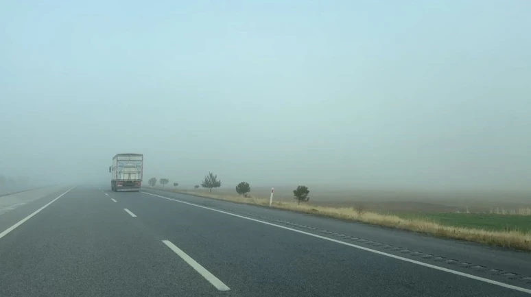 Afyonkarahisar’da Yoğun Sis: Görüş Mesafesi 50 Metreye Düştü