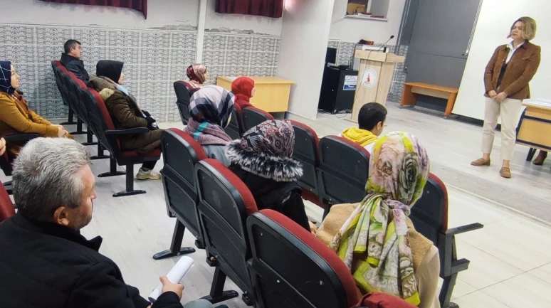 Altıntaş’ta Velilere YKS Bilgilendirme Toplantısı Düzenlendi