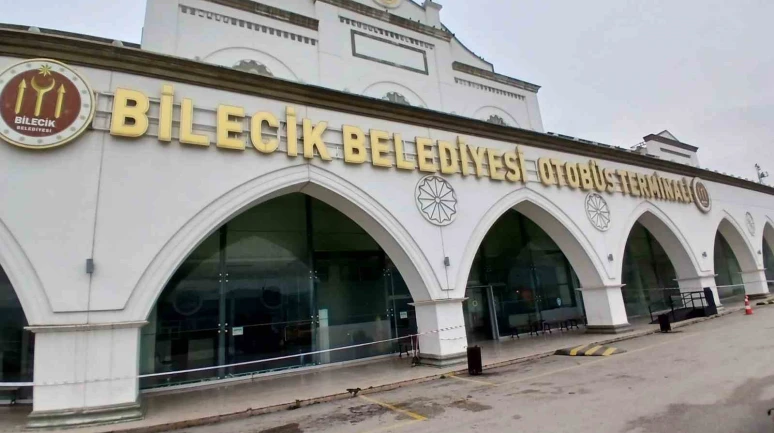 Bilecik Şehirlerarası Otobüs Terminali’nde Tavan Akıyor, Yolcular Soğuktan Donuyor