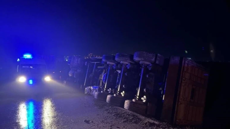 Bilecik’te Tır Devrildi: Sürücü Yaralandı