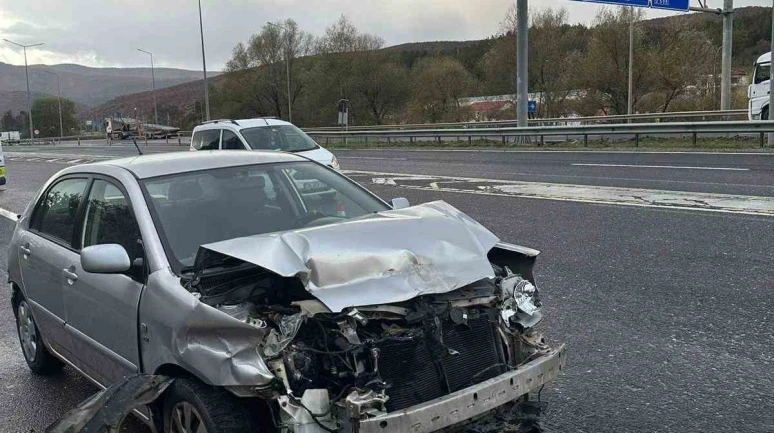 Bilecik’te Kontrolden Çıkan Otomobil Beton Bariyere Çarptı: 2 Yaralı