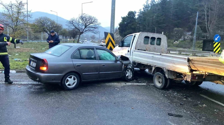 Bilecik-Eskişehir Yolunda Trafik Kazası: 5 Kişi Yaralandı
