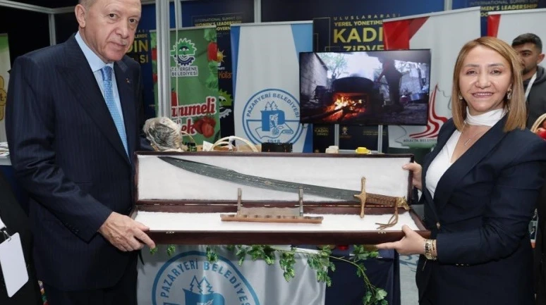 Pazaryeri Belediye Başkanı Zekiye Tekin’den Erdoğan’a kılıç hediyesi