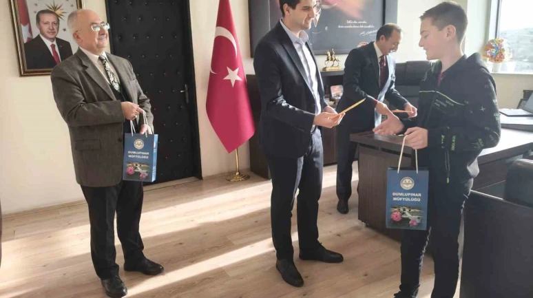 Bilgi Yarışmasında Başarılı Olan Öğrenciler Kaymakam Teltik’ten Ödüllerini Aldı