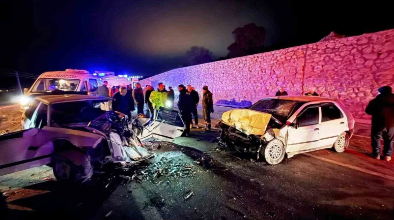 Emet’te Feci Kaza: İki Otomobil Kafa Kafaya Çarpıştı, Biri Bebek 4 Yaralı