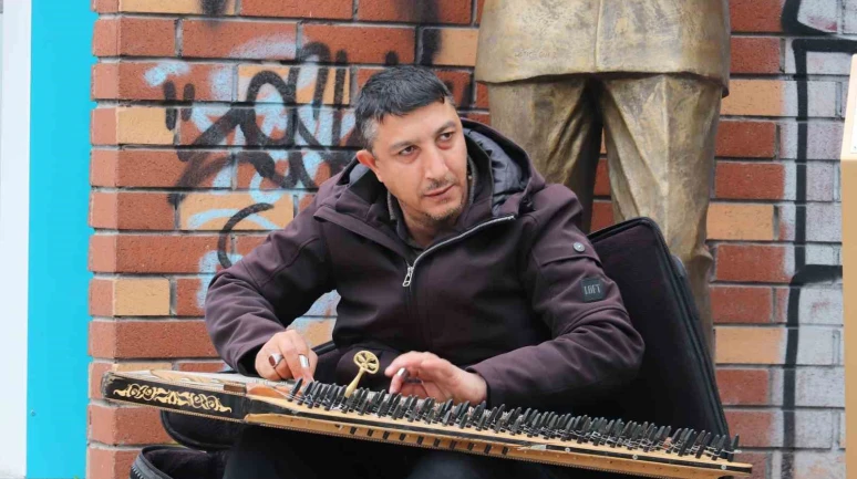 Eskişehir’de soğuğa rağmen kanun sesi sokakları doldurdu