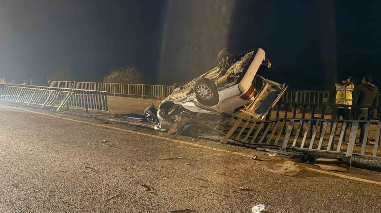 Bayat’ta Feci Kaza: Köprü Demirlerine Çarpan Araç Hurdaya Döndü