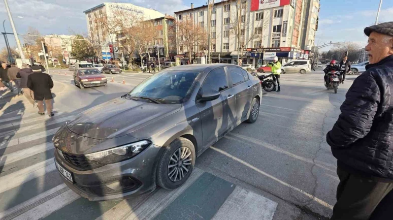 Kütahya Zafer Meydanı’nda Otomobil ile Motosiklet Çarpıştı: 1 Yaralı