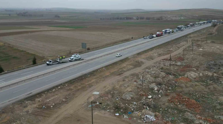 Çekicinin bariyere çarptığı kaza yolu tek yönlü olarak ulaşıma kapattı