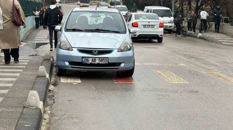 Bilecik’te Duyarsız Park: Yaya Geçidi Araçla Kapatıldı