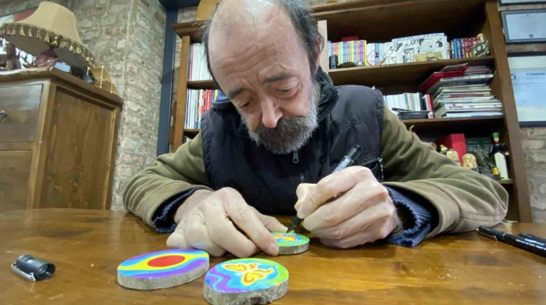 Karikatürden Çini Mürekkebine: Çizgiyle Ek Gelir Sağlıyor