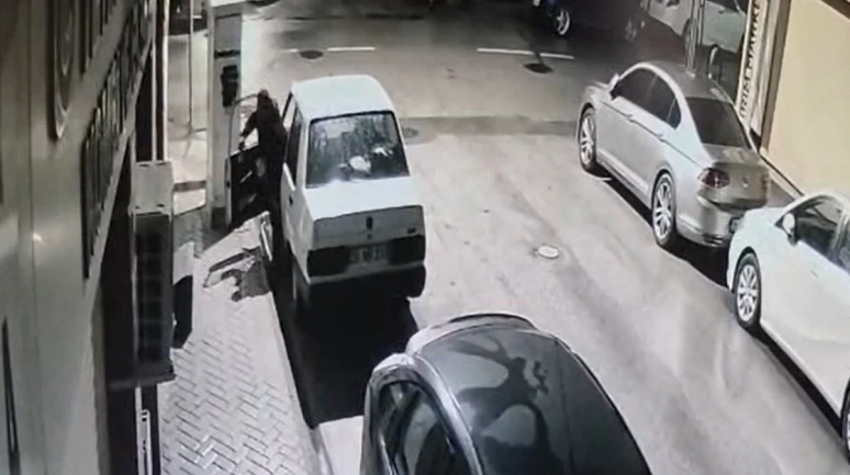 Park Halindeki Araçtan Teyp Çalan Şüpheli Kameradan Yakalandı