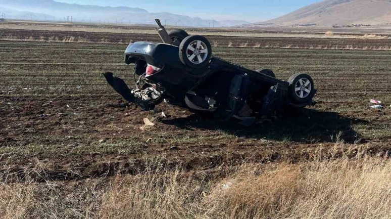 Afyonkarahisar’da Otomobil Şarampole Devrildi: 2 Yaralı