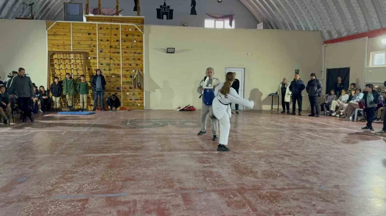Pazarlar’da tekvando heyecanı: Spor Lisesi’nin gösterisi ortaokulda büyük ilgi topladı