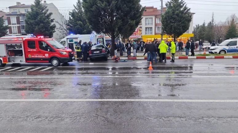Kütahya’da Trafik Kazası: Araç Refüje Çarptı, 2 Kişi Yaralandı