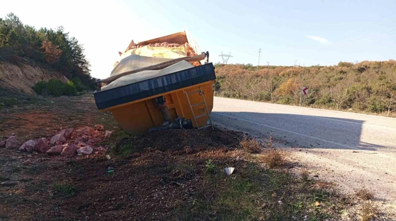 Bilecik’te tır dorsesi koptu, faciadan dönüldü
