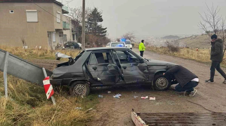 Afyonkarahisar’da Otomobil Şarampole Girdi: 3 Yaralı