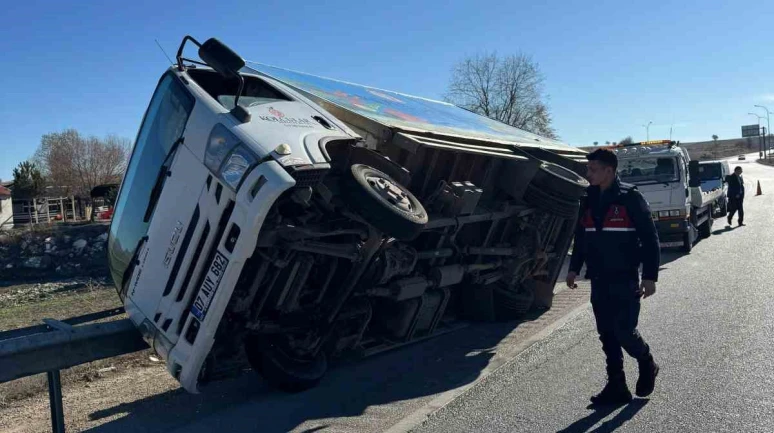 Afyonkarahisar’da Kamyonet Refüje Girip Yan Yattı: 2 Yaralı