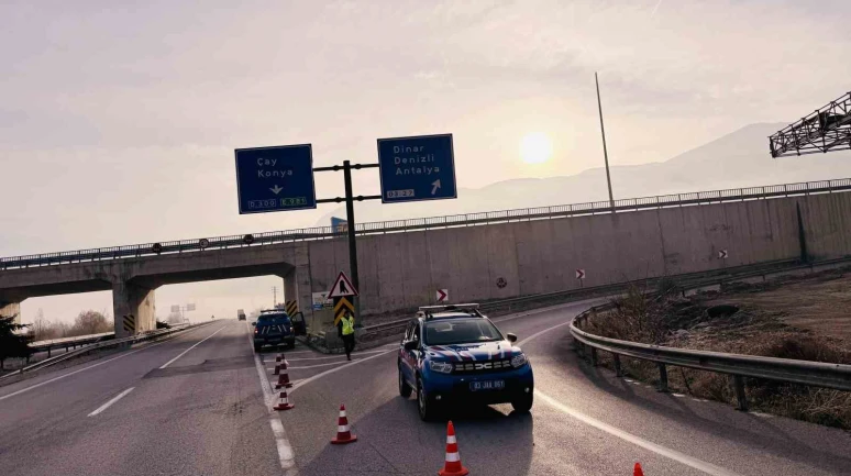 Afyonkarahisar’da Yoğun Sis Nedeniyle Kara Yolu Kapatıldı