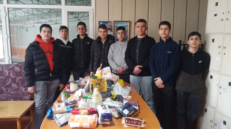 Biriktirdiğin değil, paylaştığın senindir: Turgutreis Lisesi'nden Ramazan Kolisi Yardımı