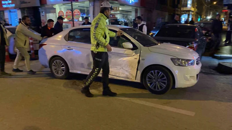 Caddede çarpışan 2 otomobilde maddi hasar oluştu