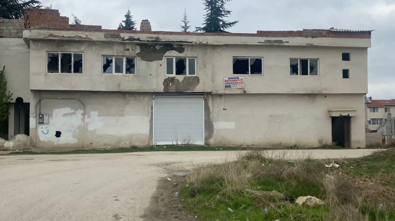 Eskişehir Yeşiltepe’de Metruk Bina Tehlike Saçıyor