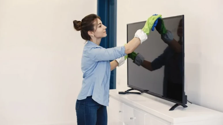 Televizyon Ekranını İz Bırakmadan Temizlemenin 3 Pratik Yöntemi