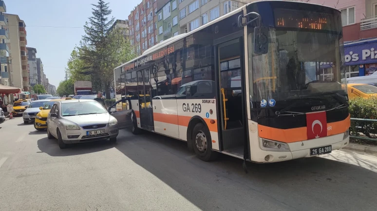 Açık Kapı Kazaya Neden Oldu: Maddi Hasarlı Trafik Kazası