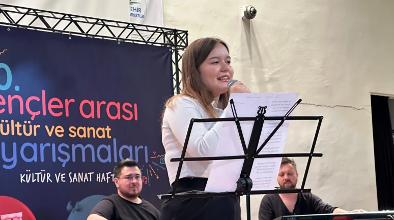 Eskişehir’de Gençler Şiir Okuma ve Bilgi Yarışmalarında Yarıştı