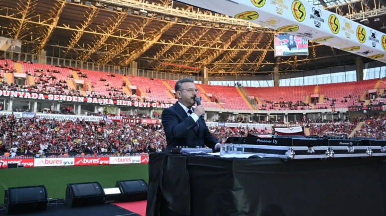 Vali Hüseyin Aksoy: “Eskişehirspor, Anadolu’ya rol model bir kulüptür”