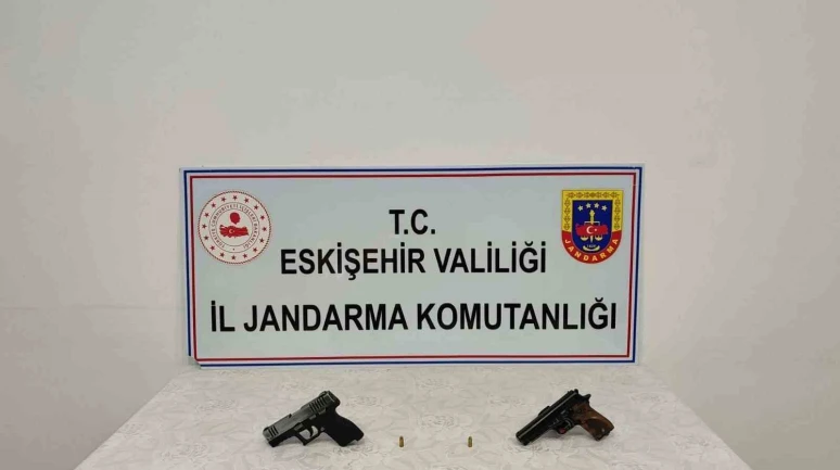 Ruhsatsız tabanca satmaya çalışırken yakalandı