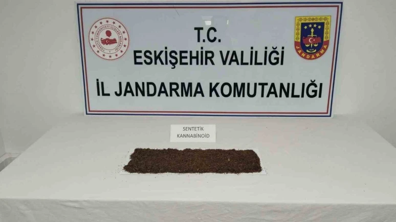 Eskişehir'de uyuşturucu ticareti yapmayı amaçlayan şüpheli jandarmadan kaçamadı