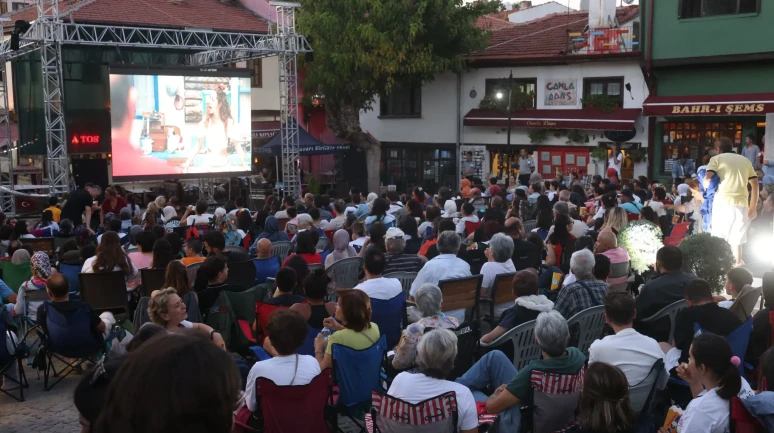 Açık Hava Film Günleri Nostaljik Bir Atmosferle Start Aldı”