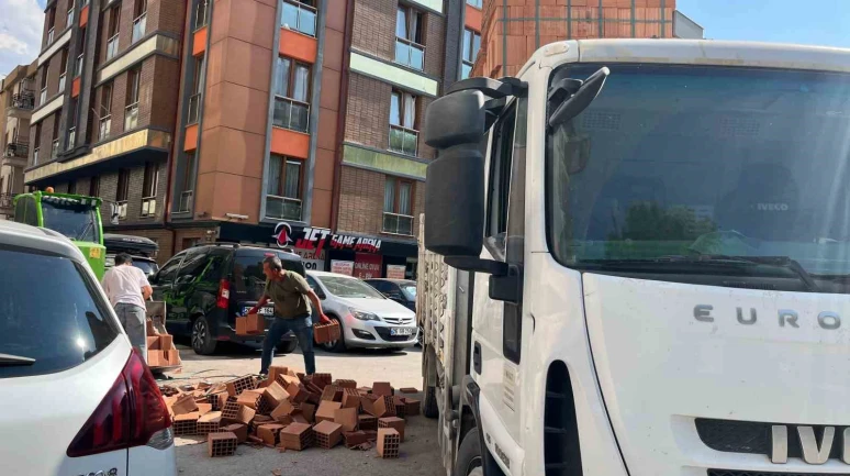 Kamyon Yükünden Düşen Tuğlalar Sebebiyle Yol Trafiğe Geçiçi Süre Kapatıldı