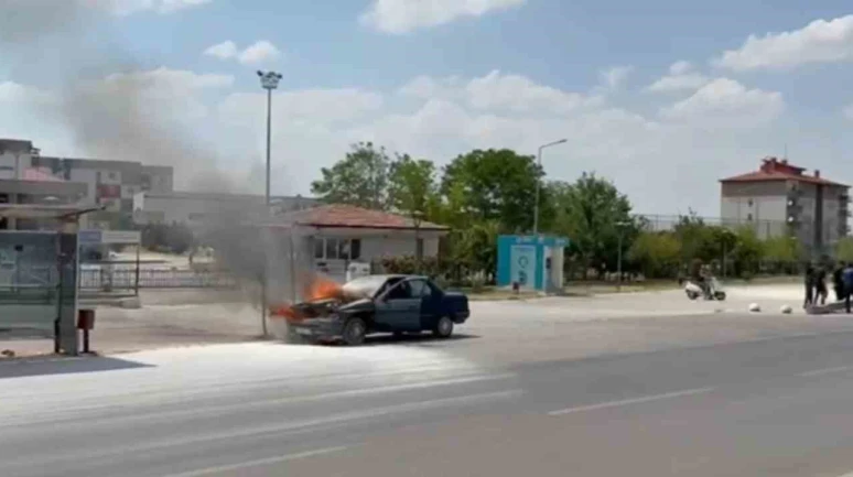 Afyonkarahisar'da seyir halindeki otomobil alev aldı