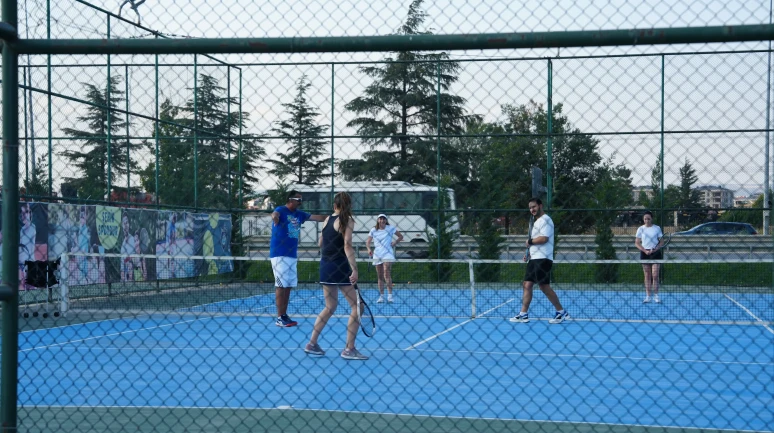 Batıkent Açık Tenis Kortlarında Serbest Kullanım Saatleri Uzatıldı