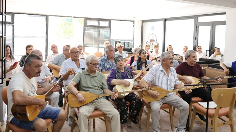 Emek Kafe’de Bağlama Konseri Kıdemli Vatandaşlara Müzik Ziyafeti Sundu