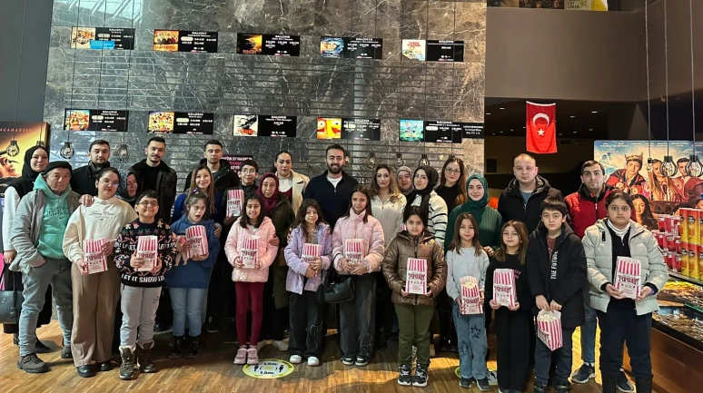 AK Gençlik Tepebaşı Sinema Etkinliğinde Çocuklarla Buluştu