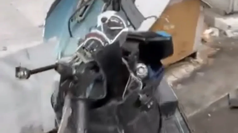 Eskişehir’de Binadan Düşen Taşlar Motosikletlere Zarar Verdi